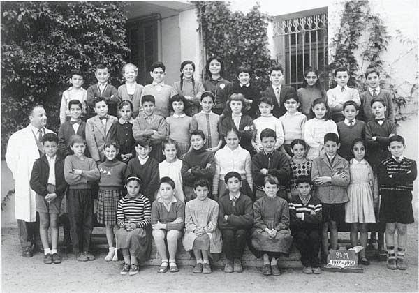 s_1957-1958_8eme M.jpg - Lycée Saint Aulaire - TANGER / MAROC - Année scolaire: 1957-1958. photo 8ème M - Mr. Quiot. Photo communiquée par Celia Levy-Ribbi .De haut en bas et de gauche à droite : Premiere rangee?/?/?/?/?/?/?/Maman/?/?/?/ Deuxieme rangee Munoz/?/?/?/?/?/Helene Roux/ Sol Hatchuel/?/Bendahan/Michel Titeca/?/ Troisième rangee:Zouak/?/?/?/?/Mazet/Christina Garcia/Mazet/?/?/Helene Sardin/?/ Assis:Leila/?/Celia Levy Ribbi/?/Michelle/?/ 